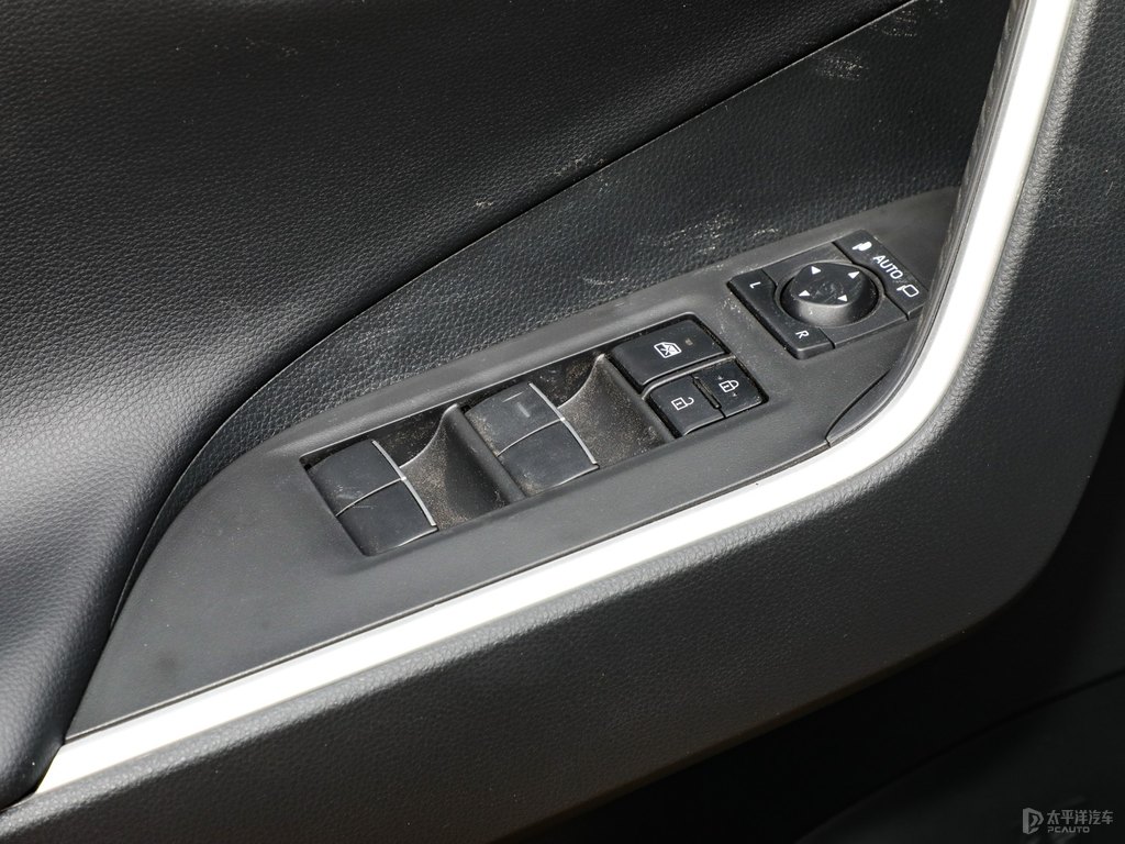 鉑金白R(shí)AV4榮放車廂內(nèi)飾圖片