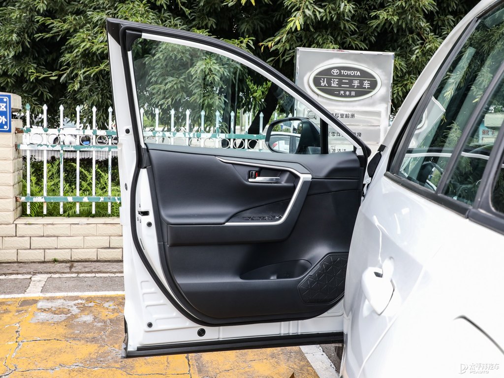 鉑金白R(shí)AV4榮放車廂內(nèi)飾圖片