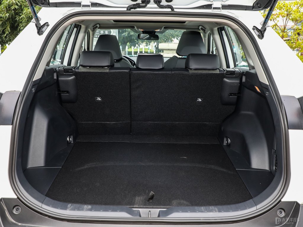 鉑金白RAV4榮放后備廂空間圖片