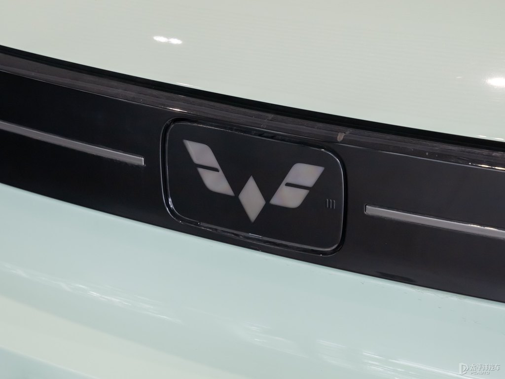白色+牛油果綠宏光MINIEV車(chē)頭外觀圖片