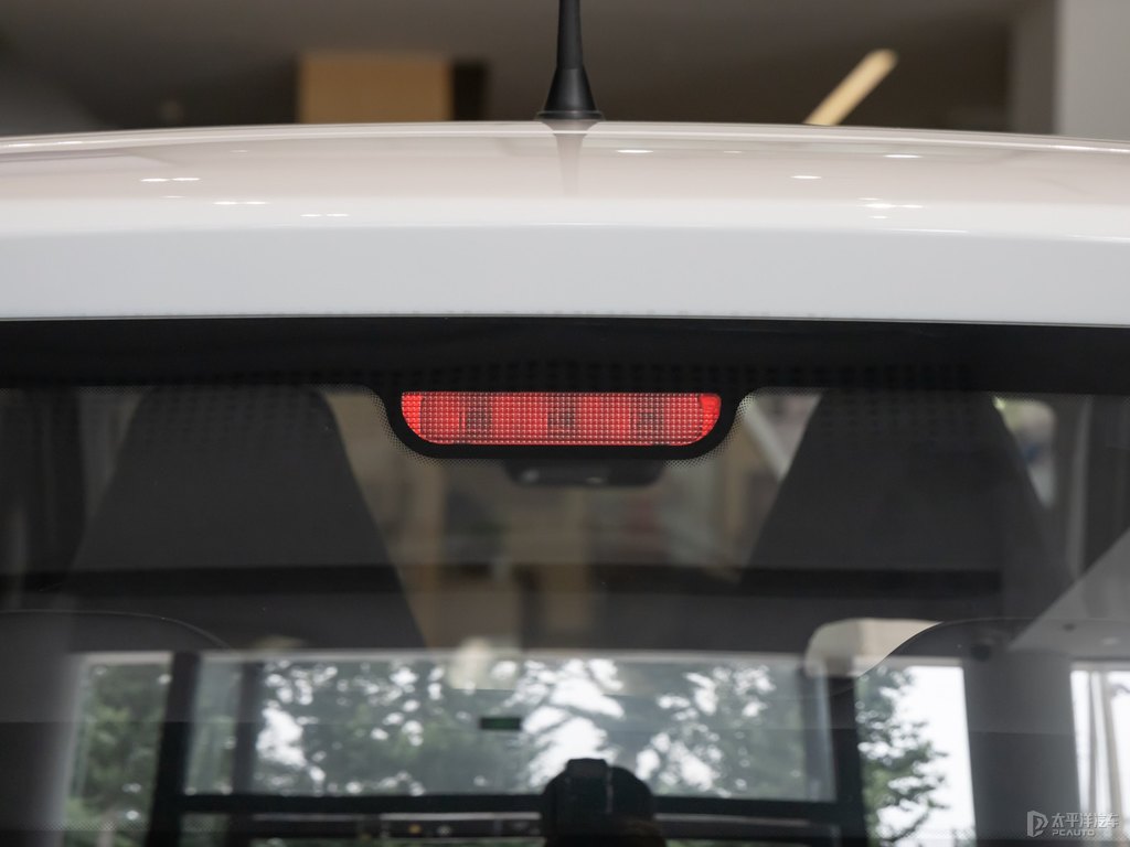 白色+牛油果綠宏光MINIEV車(chē)尾外觀圖片