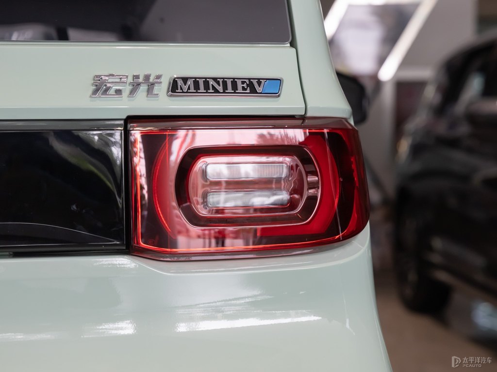 白色+牛油果綠宏光MINIEV車尾外觀圖片