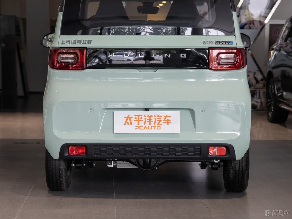 白色+牛油果綠宏光MINIEV車尾外觀圖片