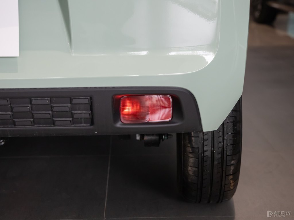 白色+牛油果綠宏光MINIEV車尾外觀圖片