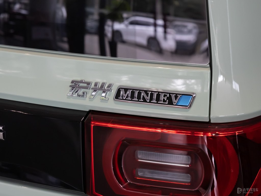 白色+牛油果綠宏光MINIEV車尾外觀圖片