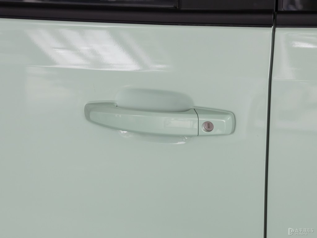 白色+牛油果綠宏光MINIEV車身外觀圖片
