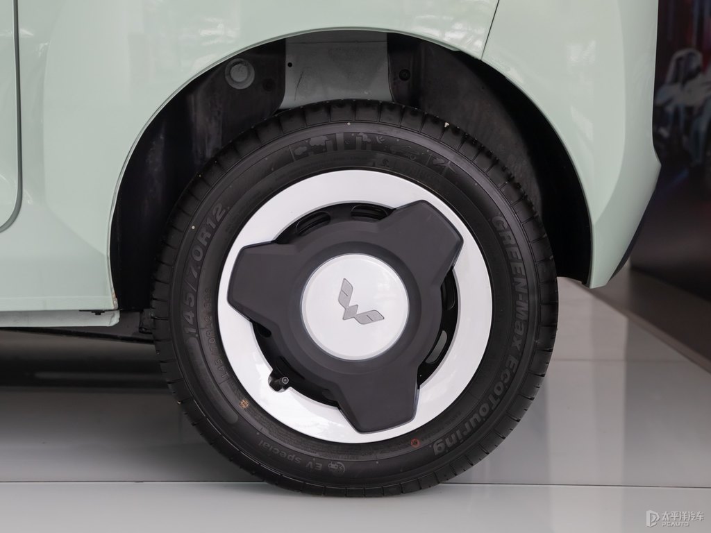 白色+牛油果綠宏光MINIEV車身外觀圖片