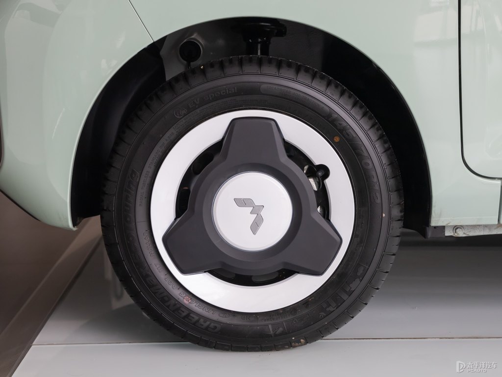 白色+牛油果綠宏光MINIEV車身外觀圖片