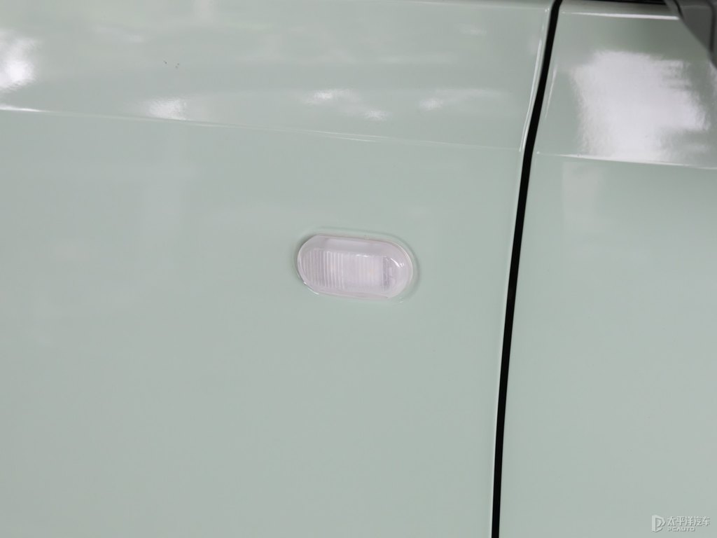 白色+牛油果綠宏光MINIEV車身外觀圖片