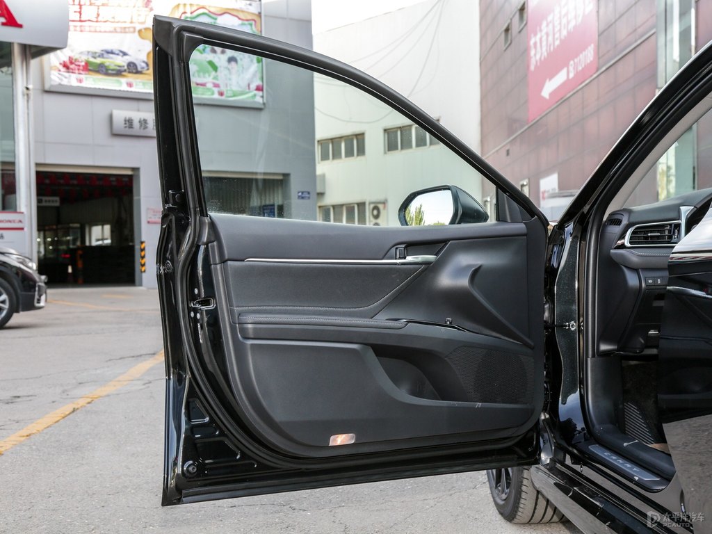 墨晶黑凱美瑞車廂內(nèi)飾圖片