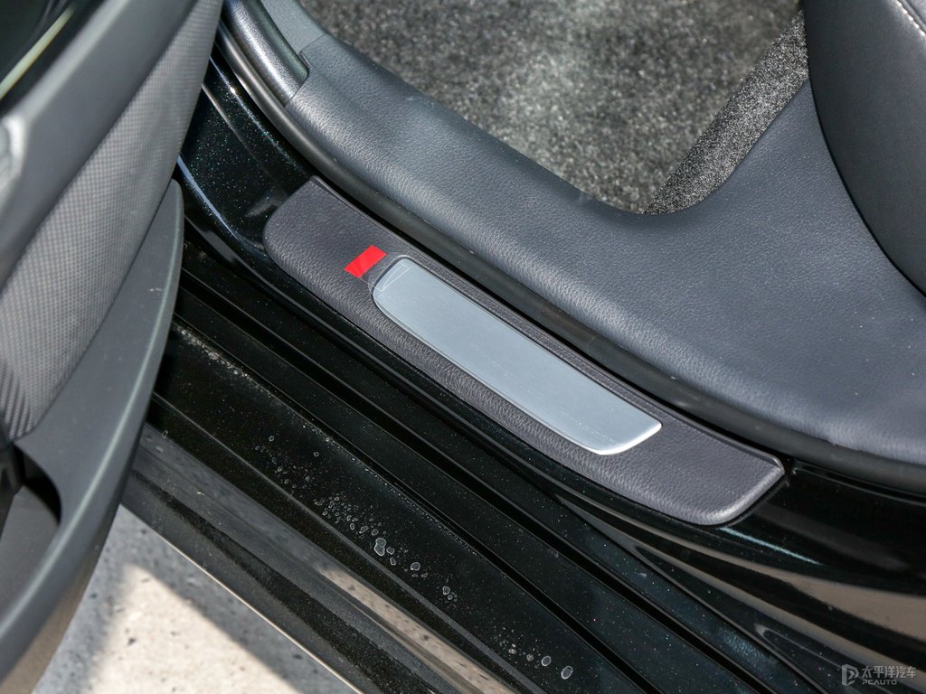 墨晶黑凱美瑞車廂內(nèi)飾圖片