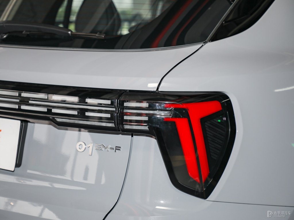薄霧灰領(lǐng)克01車尾外觀圖片