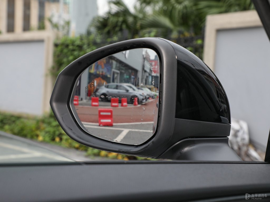 薄霧灰領(lǐng)克01車身外觀圖片
