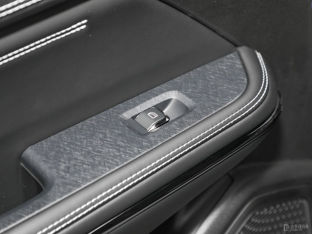 薄霧灰領克01車廂內(nèi)飾圖片