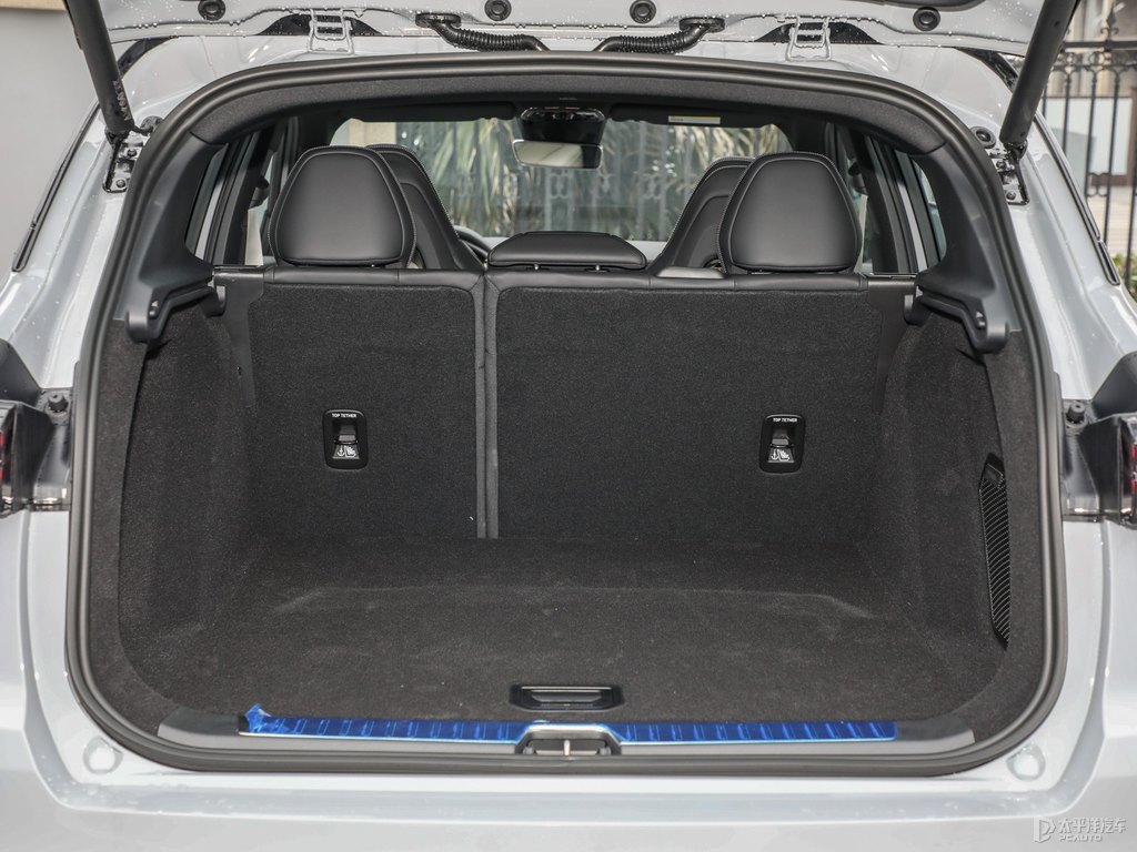 薄霧灰領(lǐng)克01后備廂空間圖片