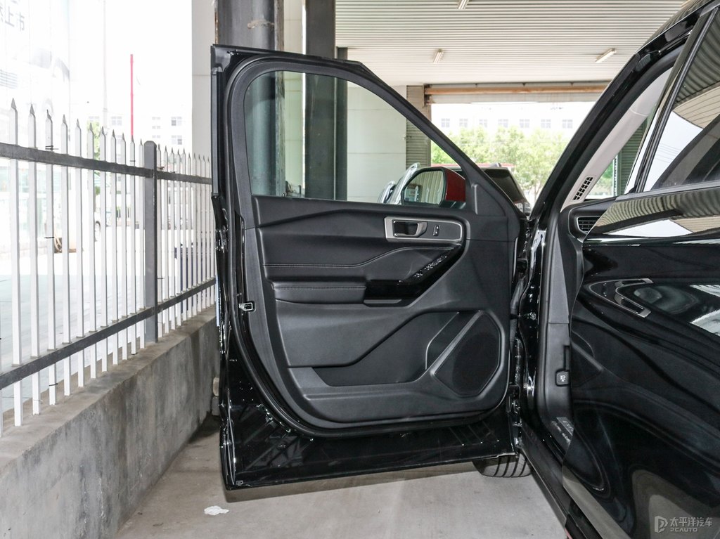 塞舌爾黑探險者車廂內(nèi)飾圖片