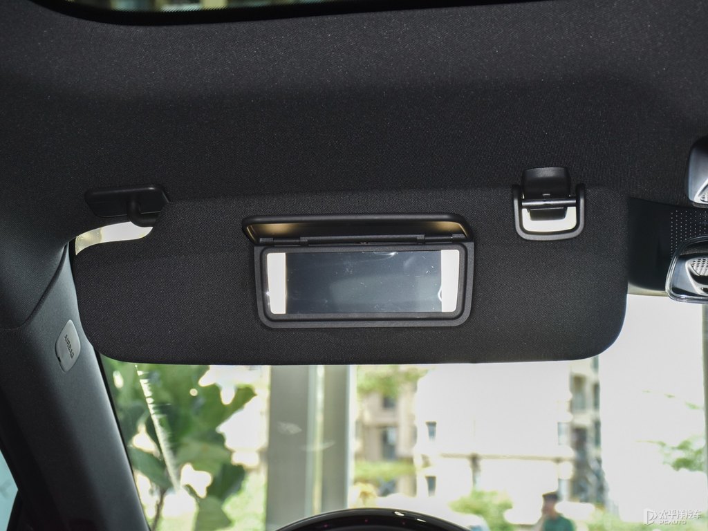 暗夜黑小鵬P7車廂內(nèi)飾圖片