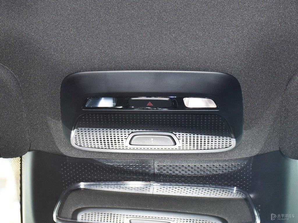 暗夜黑小鵬P7車廂內飾圖片