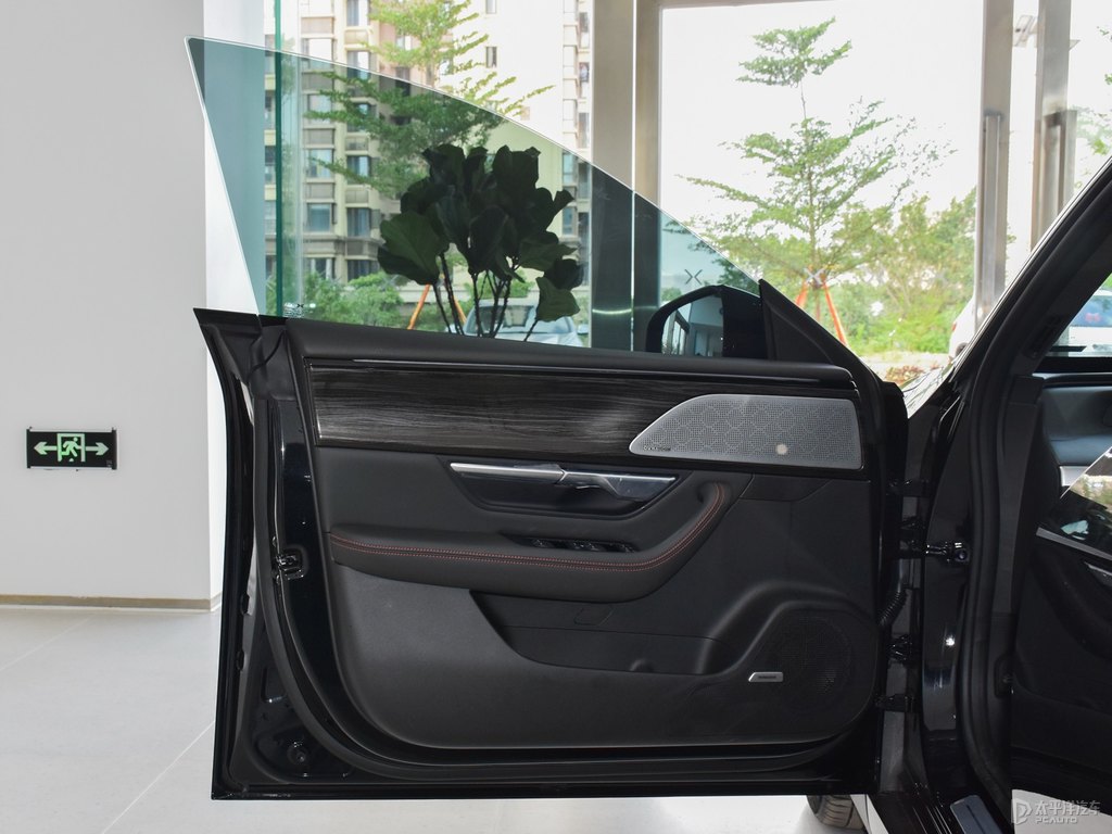 暗夜黑小鵬P7車廂內(nèi)飾圖片