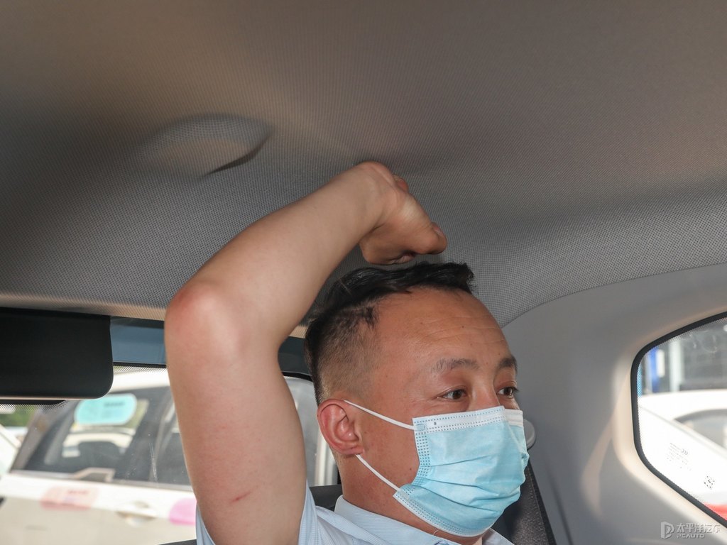星空藍(lán)宏光MINIEV駕乘空間空間圖片