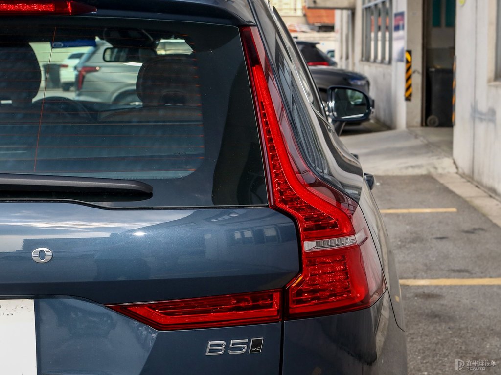 閃銀灰沃爾沃XC60車尾外觀圖片