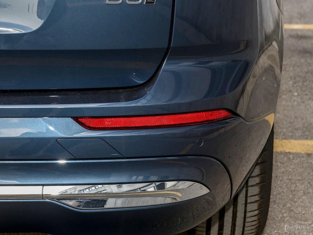 閃銀灰沃爾沃XC60車尾外觀圖片