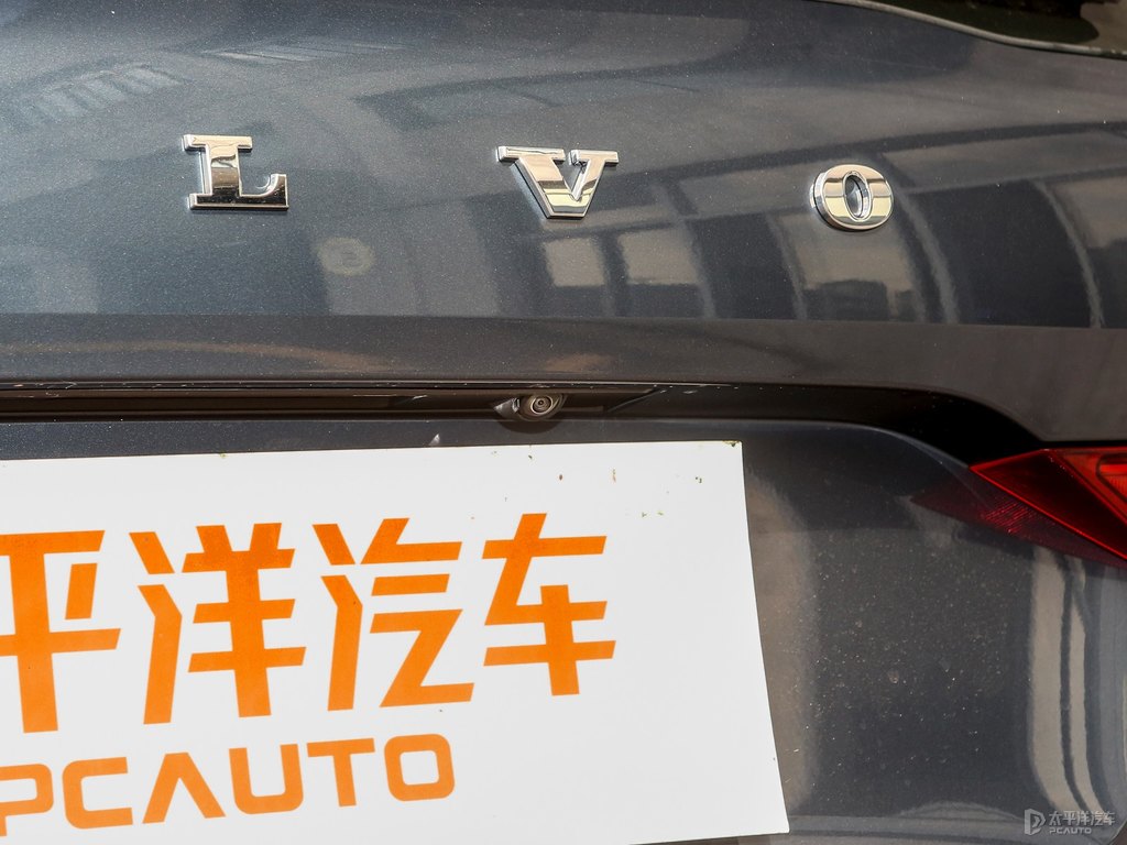 閃銀灰沃爾沃XC60車尾外觀圖片