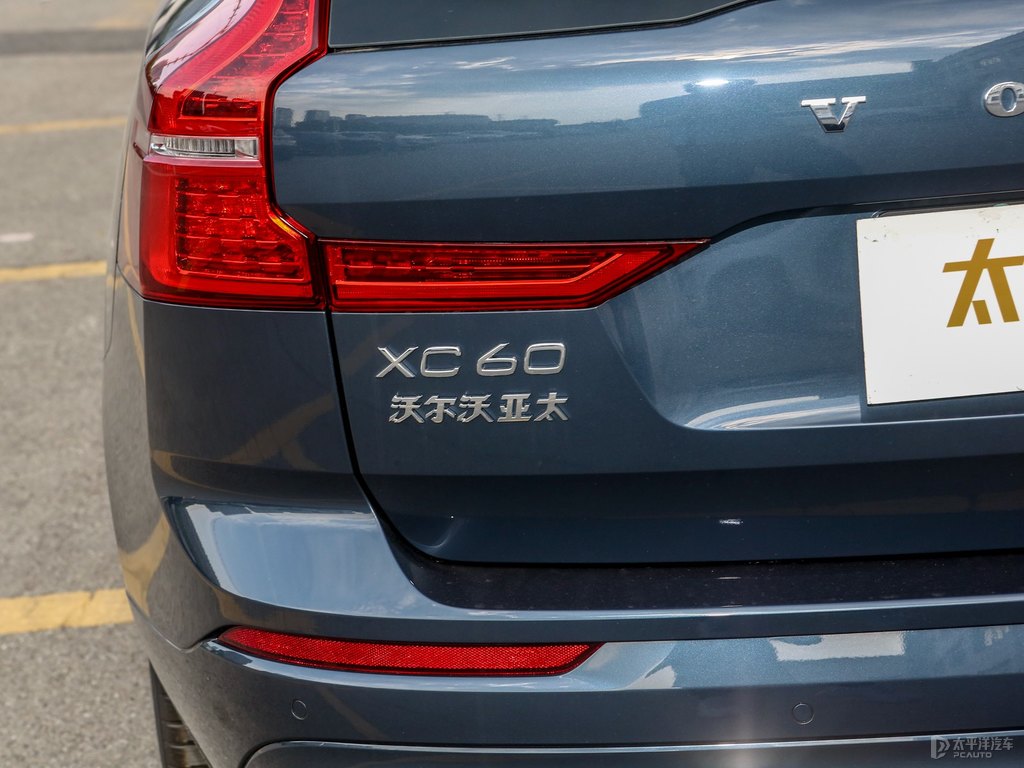 閃銀灰沃爾沃XC60車尾外觀圖片
