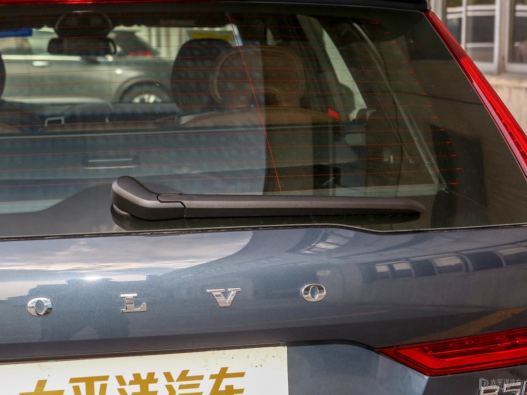 閃銀灰沃爾沃XC60車尾外觀圖片