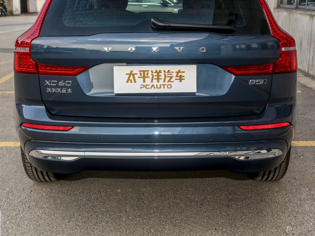 閃銀灰沃爾沃XC60車(chē)尾外觀圖片
