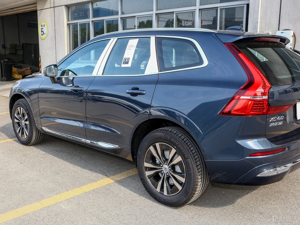 閃銀灰沃爾沃XC60車身外觀圖片