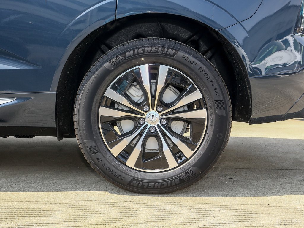 閃銀灰沃爾沃XC60車(chē)身外觀圖片