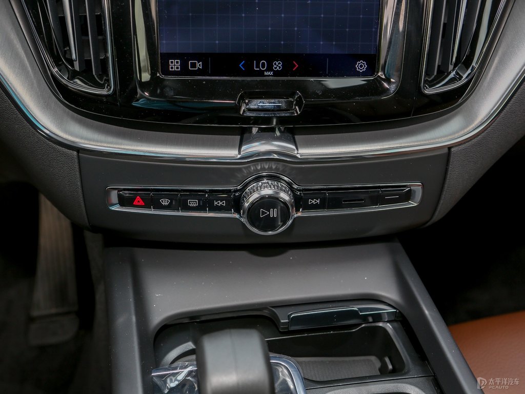 閃銀灰沃爾沃XC60中控內(nèi)飾圖片