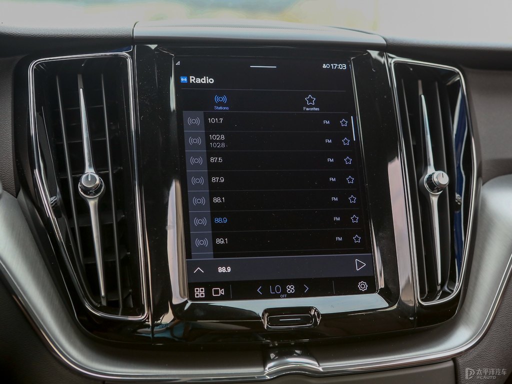 閃銀灰沃爾沃XC60中控內(nèi)飾圖片