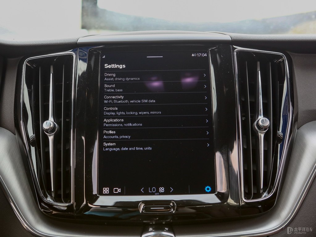 閃銀灰沃爾沃XC60中控內(nèi)飾圖片