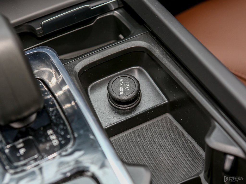 閃銀灰沃爾沃XC60中控內(nèi)飾圖片