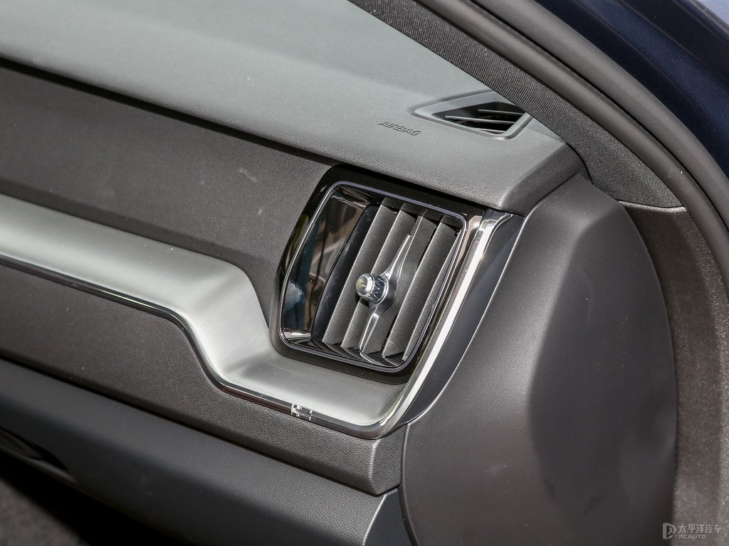 閃銀灰沃爾沃XC60中控內(nèi)飾圖片