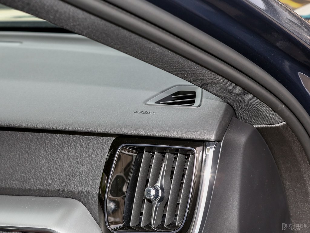 閃銀灰沃爾沃XC60中控內(nèi)飾圖片