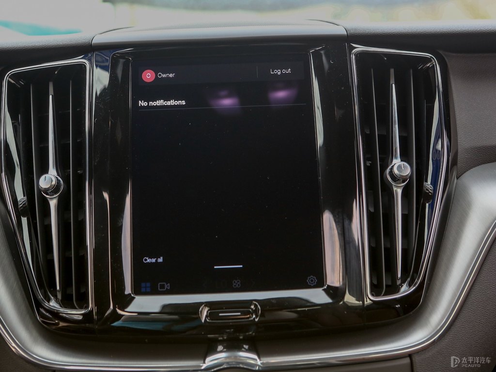 閃銀灰沃爾沃XC60中控內(nèi)飾圖片