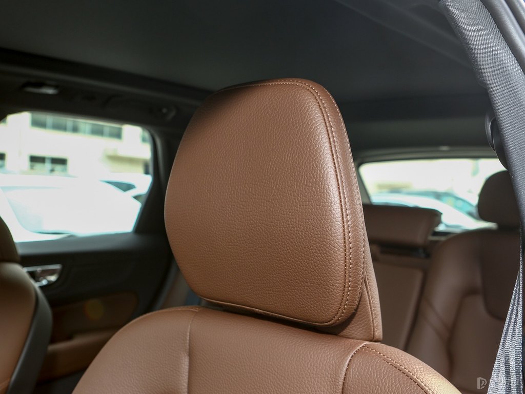 閃銀灰沃爾沃XC60座椅內(nèi)飾圖片