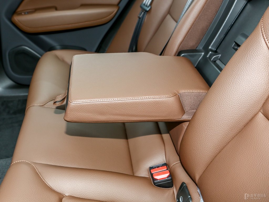 閃銀灰沃爾沃XC60座椅內(nèi)飾圖片