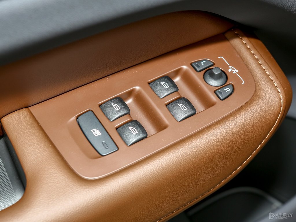 閃銀灰沃爾沃XC60車廂內飾圖片