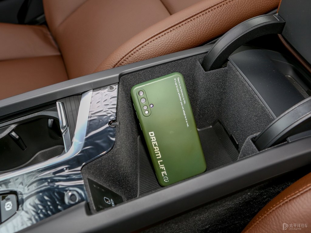 閃銀灰沃爾沃XC60儲(chǔ)物空間空間圖片