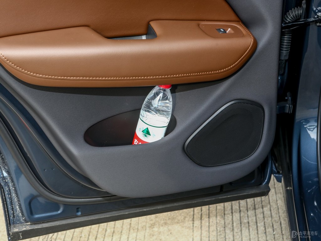 閃銀灰沃爾沃XC60儲(chǔ)物空間空間圖片