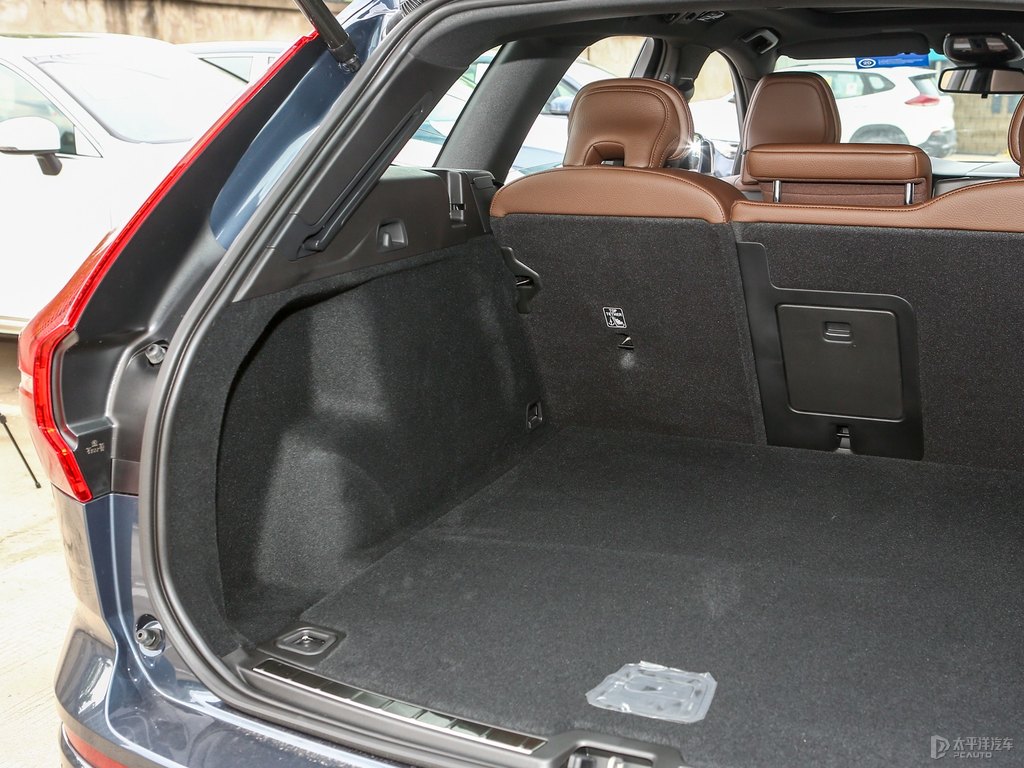 閃銀灰沃爾沃XC60后備廂空間圖片