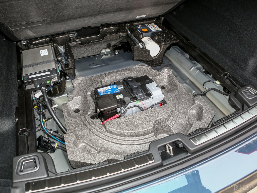 閃銀灰沃爾沃XC60后備廂空間圖片