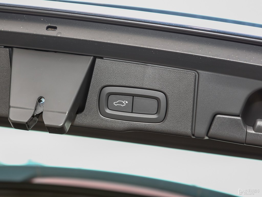 閃銀灰沃爾沃XC60后備廂空間圖片
