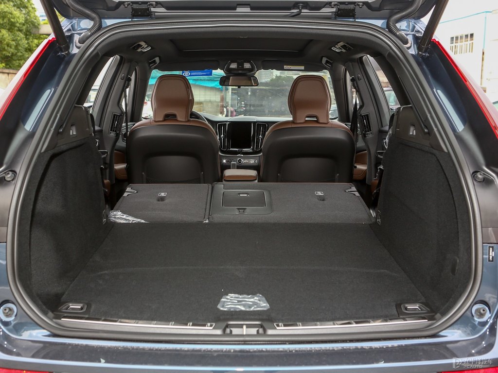 閃銀灰沃爾沃XC60后備廂空間圖片
