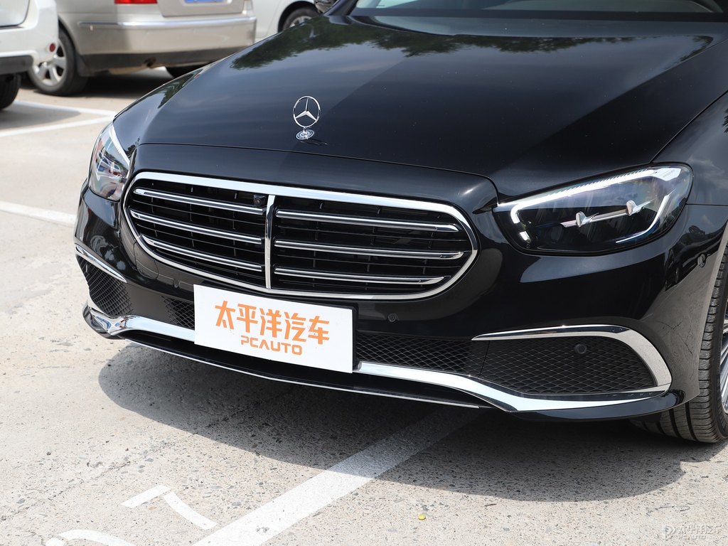 紅寶石黑色奔馳E級(jí)車頭外觀圖片