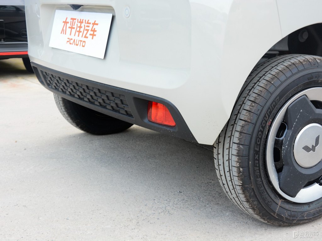 生椰白宏光MINIEV車尾外觀圖片